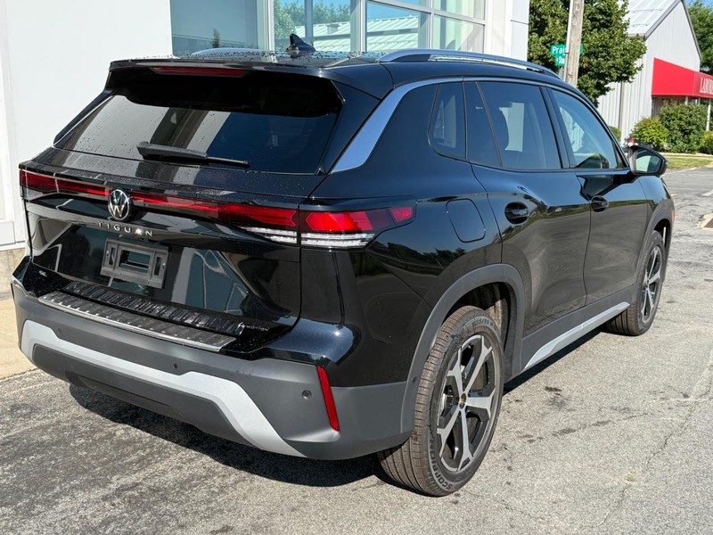 Volkswagen Tiguan Vehicle Full-screen Gallery Image 3