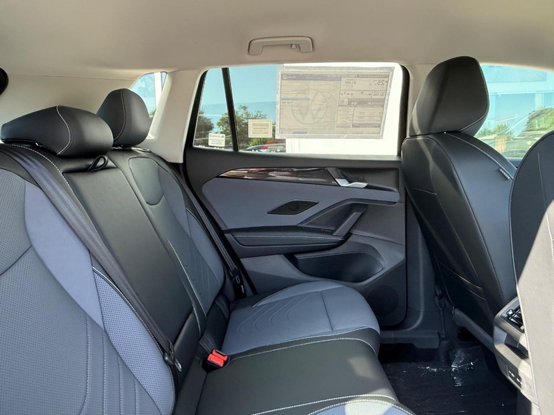 Volkswagen Tiguan Vehicle Full-screen Gallery Image 4