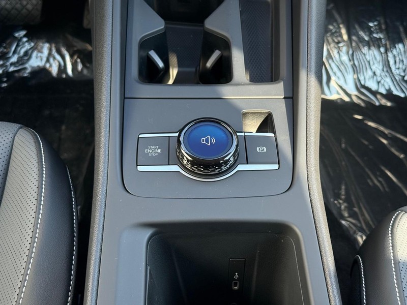 Volkswagen Tiguan Vehicle Full-screen Gallery Image 7