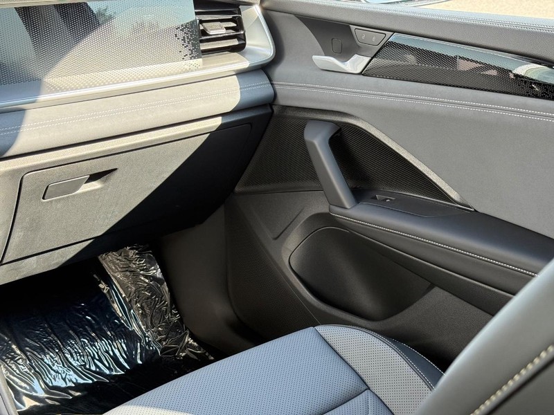 Volkswagen Tiguan Vehicle Full-screen Gallery Image 8