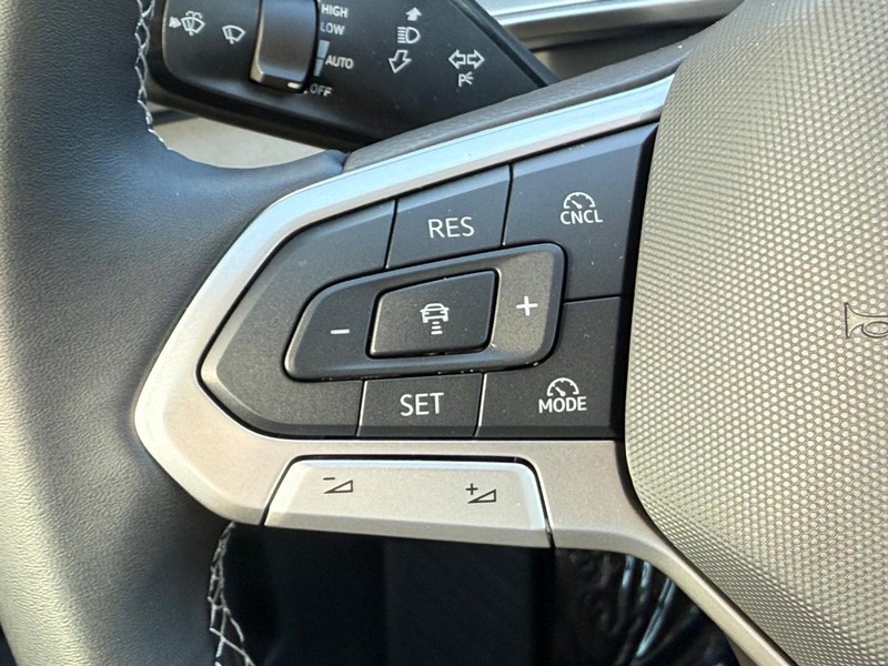 Volkswagen Tiguan Vehicle Full-screen Gallery Image 9