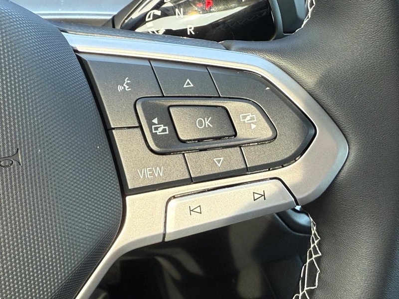 Volkswagen Tiguan Vehicle Full-screen Gallery Image 10