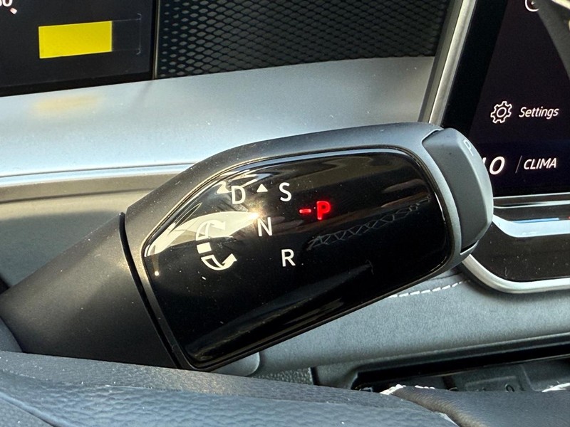 Volkswagen Tiguan Vehicle Full-screen Gallery Image 11