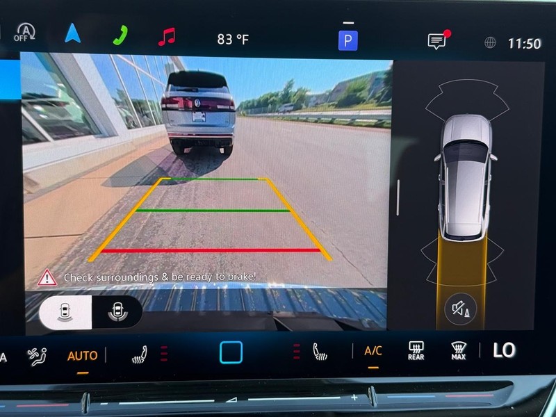 Volkswagen Tiguan Vehicle Full-screen Gallery Image 12