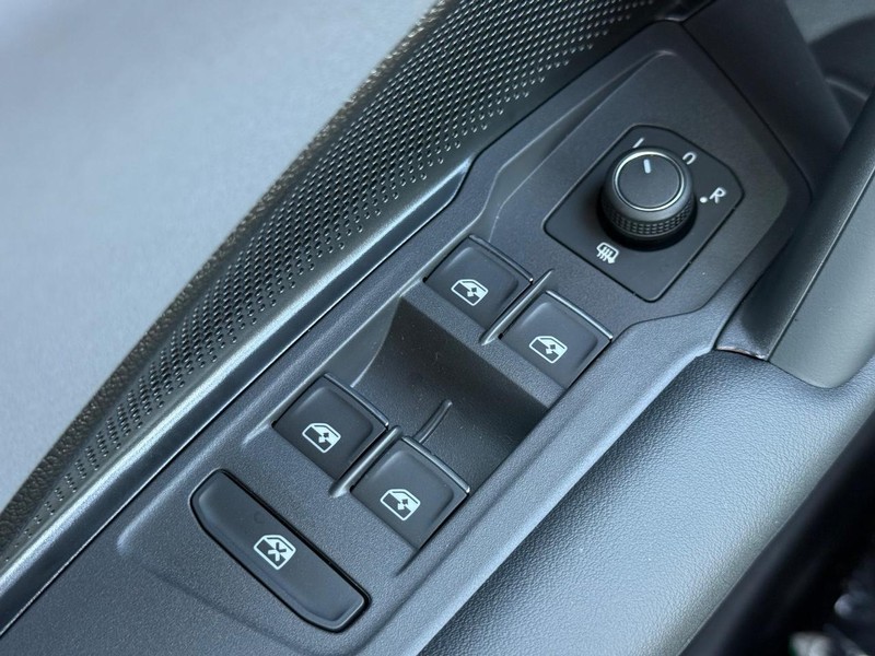 Volkswagen Tiguan Vehicle Full-screen Gallery Image 14