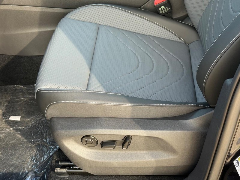 Volkswagen Tiguan Vehicle Full-screen Gallery Image 15