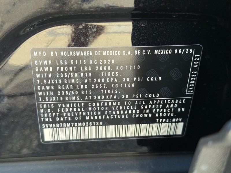 Volkswagen Tiguan Vehicle Full-screen Gallery Image 16