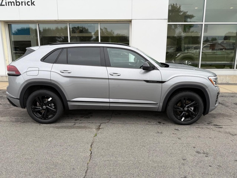 Volkswagen Atlas Cross Sport Vehicle Full-screen Gallery Image 2