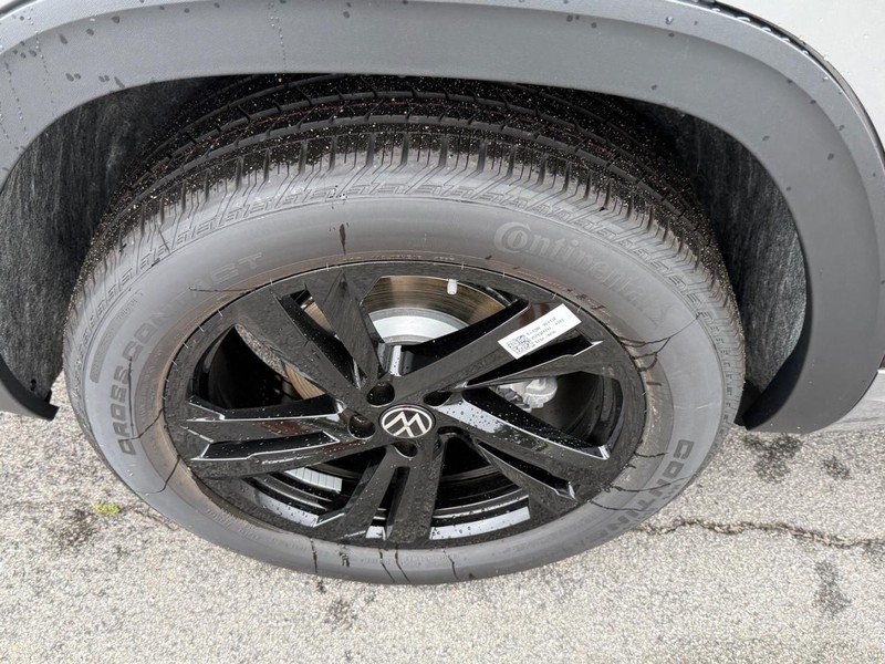 Volkswagen Atlas Cross Sport Vehicle Full-screen Gallery Image 4