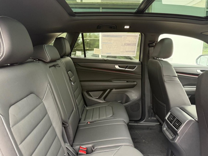 Volkswagen Atlas Cross Sport Vehicle Full-screen Gallery Image 5