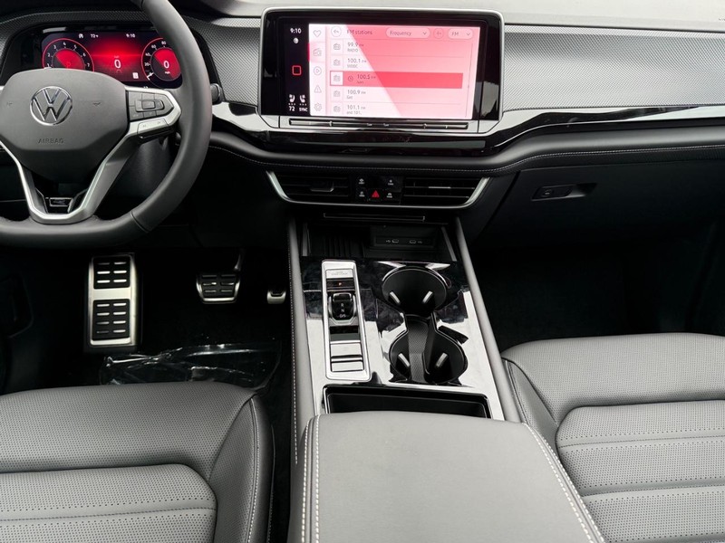 Volkswagen Atlas Cross Sport Vehicle Full-screen Gallery Image 6