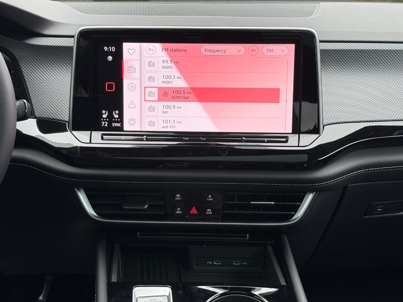 Volkswagen Atlas Cross Sport Vehicle Full-screen Gallery Image 7