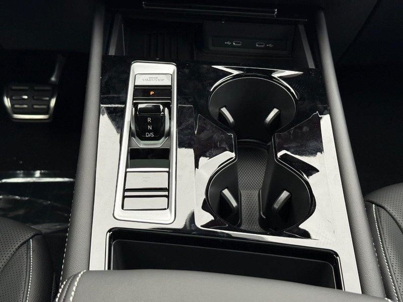 Volkswagen Atlas Cross Sport Vehicle Full-screen Gallery Image 8