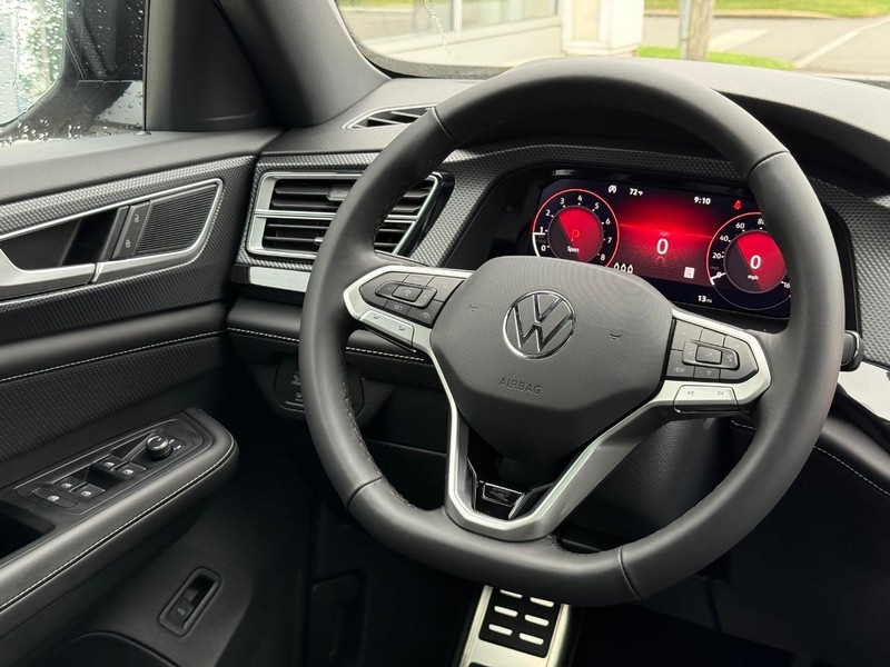 Volkswagen Atlas Cross Sport Vehicle Full-screen Gallery Image 9