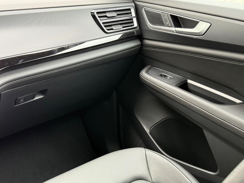 Volkswagen Atlas Cross Sport Vehicle Full-screen Gallery Image 10