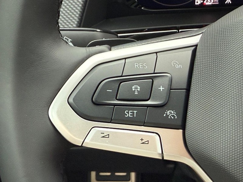 Volkswagen Atlas Cross Sport Vehicle Full-screen Gallery Image 11