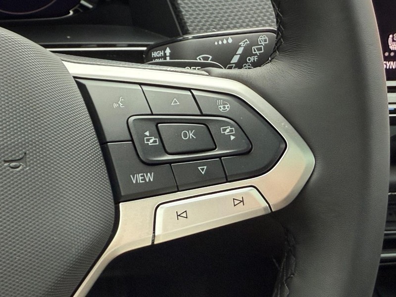 Volkswagen Atlas Cross Sport Vehicle Full-screen Gallery Image 12