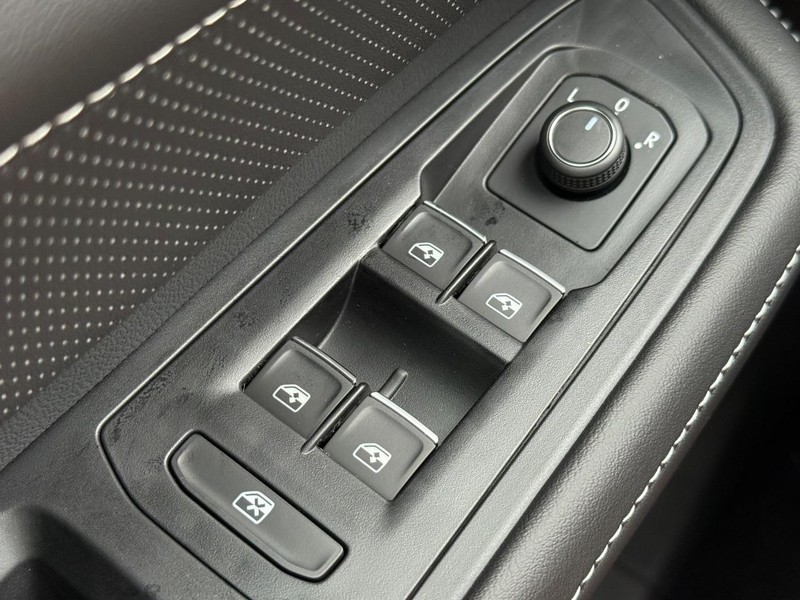 Volkswagen Atlas Cross Sport Vehicle Full-screen Gallery Image 15