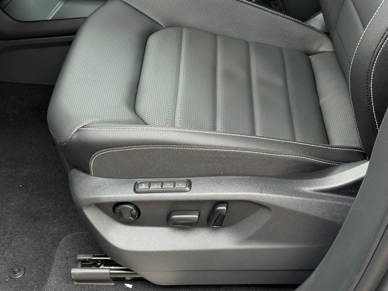 Volkswagen Atlas Cross Sport Vehicle Full-screen Gallery Image 16