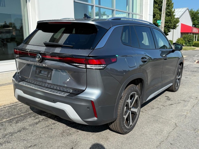 Volkswagen Tiguan Vehicle Full-screen Gallery Image 3