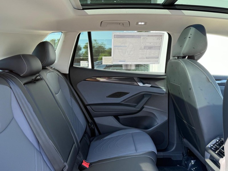 Volkswagen Tiguan Vehicle Full-screen Gallery Image 4