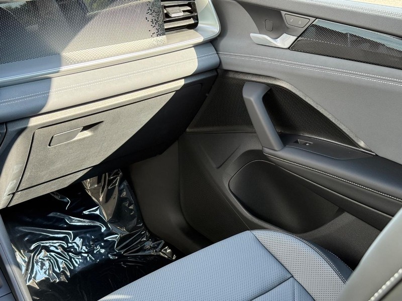 Volkswagen Tiguan Vehicle Full-screen Gallery Image 8