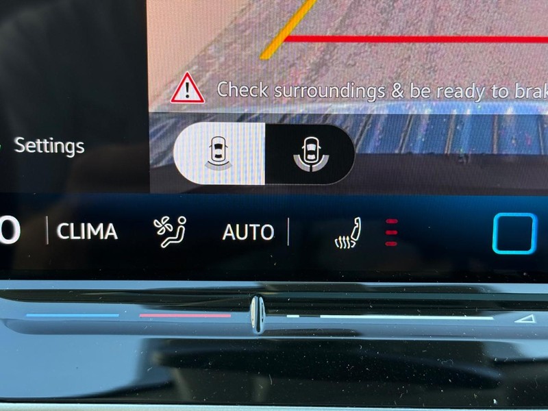 Volkswagen Tiguan Vehicle Full-screen Gallery Image 13