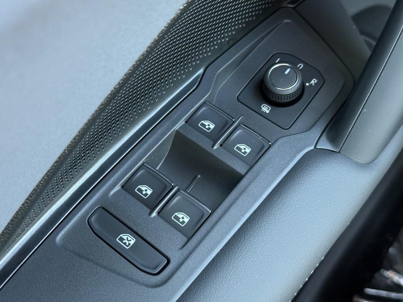 Volkswagen Tiguan Vehicle Full-screen Gallery Image 14