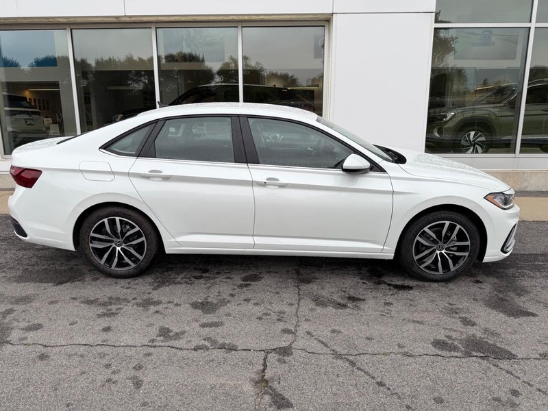 Volkswagen Jetta Vehicle Full-screen Gallery Image 2