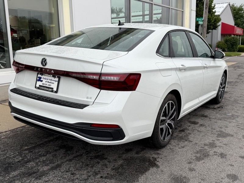 Volkswagen Jetta Vehicle Full-screen Gallery Image 3