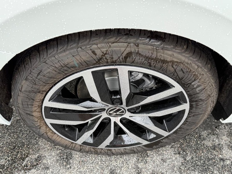 Volkswagen Jetta Vehicle Full-screen Gallery Image 4