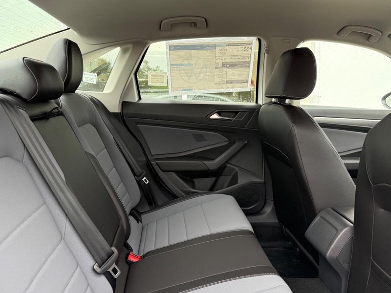 Volkswagen Jetta Vehicle Full-screen Gallery Image 5