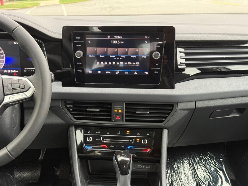 Volkswagen Jetta Vehicle Full-screen Gallery Image 7