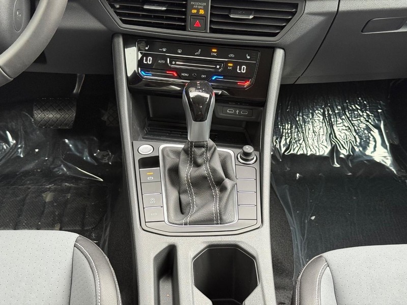 Volkswagen Jetta Vehicle Full-screen Gallery Image 8