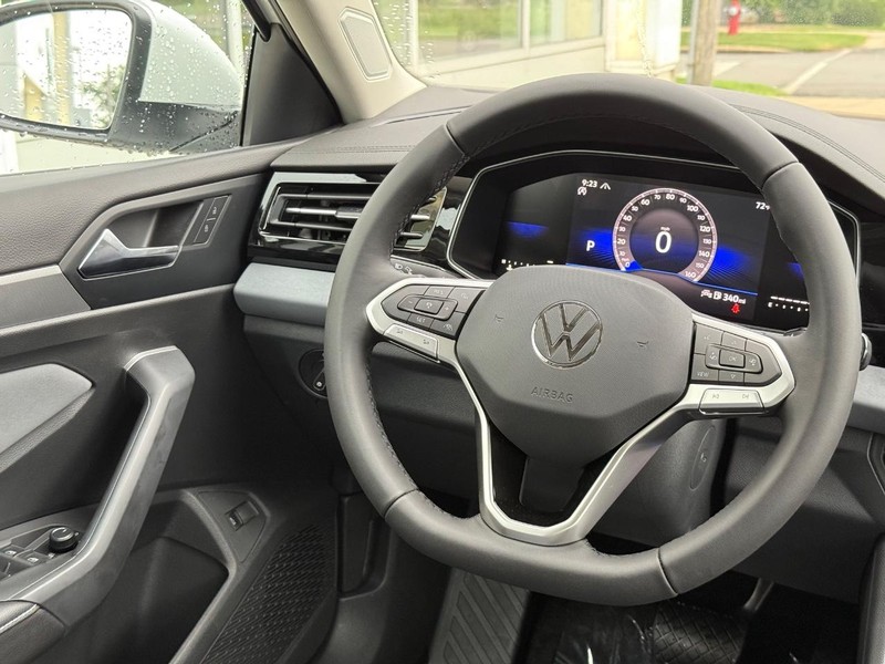 Volkswagen Jetta Vehicle Full-screen Gallery Image 9