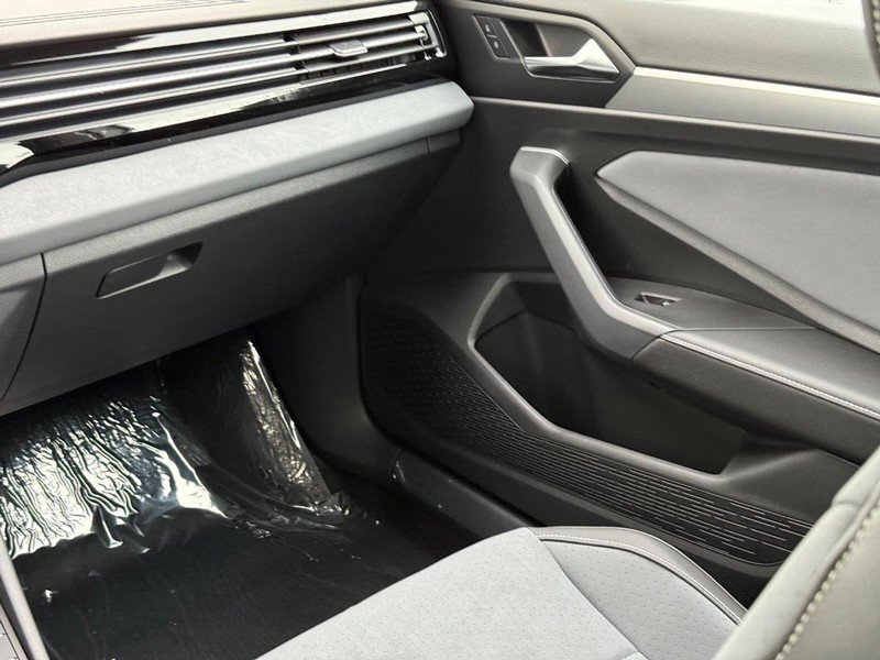 Volkswagen Jetta Vehicle Full-screen Gallery Image 10