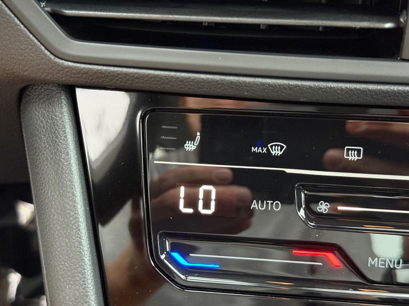 Volkswagen Jetta Vehicle Full-screen Gallery Image 14