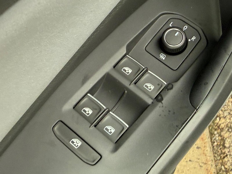 Volkswagen Jetta Vehicle Full-screen Gallery Image 15