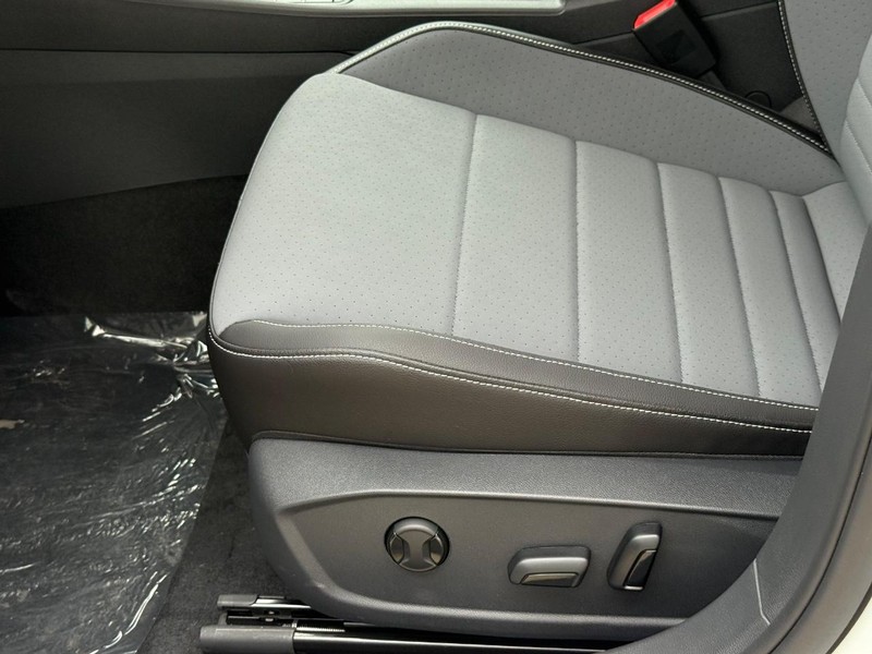 Volkswagen Jetta Vehicle Full-screen Gallery Image 16