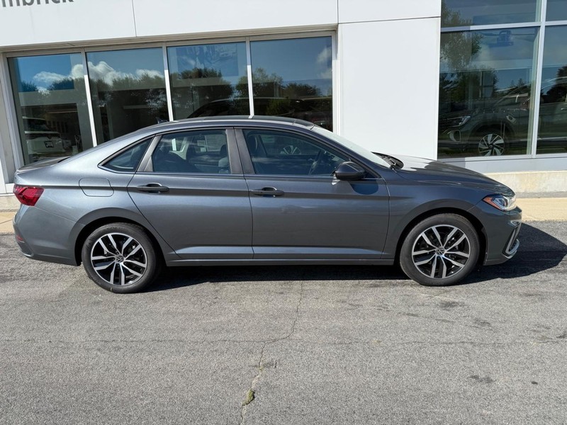 Volkswagen Jetta Vehicle Full-screen Gallery Image 2