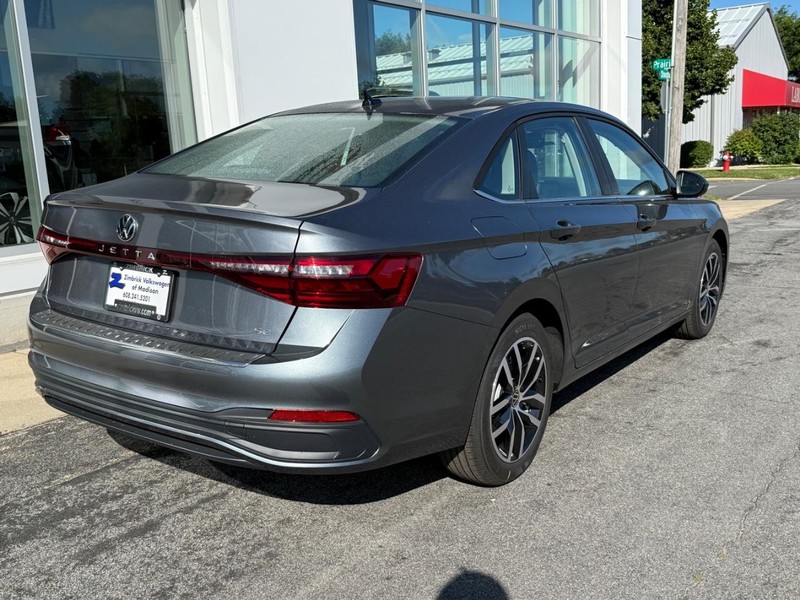 Volkswagen Jetta Vehicle Full-screen Gallery Image 3