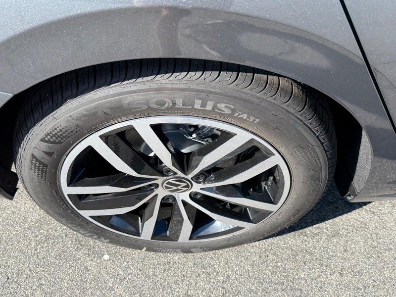 Volkswagen Jetta Vehicle Full-screen Gallery Image 4