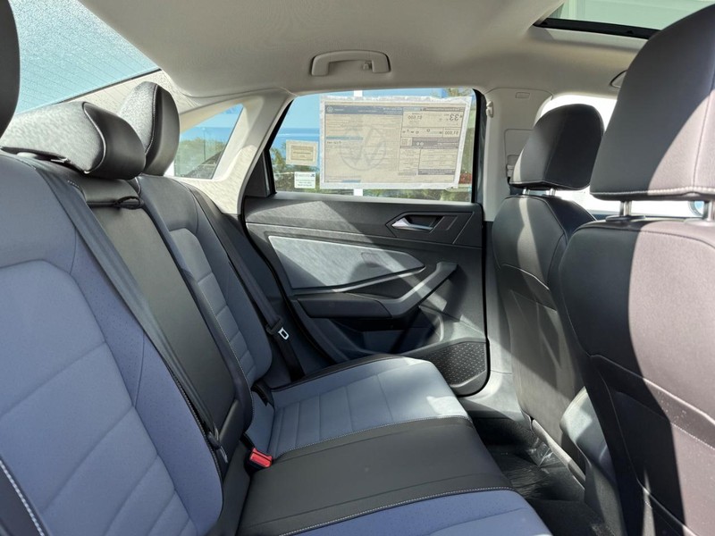 Volkswagen Jetta Vehicle Full-screen Gallery Image 5