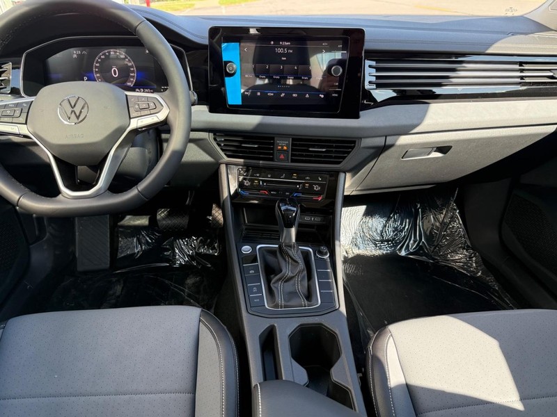 Volkswagen Jetta Vehicle Full-screen Gallery Image 6