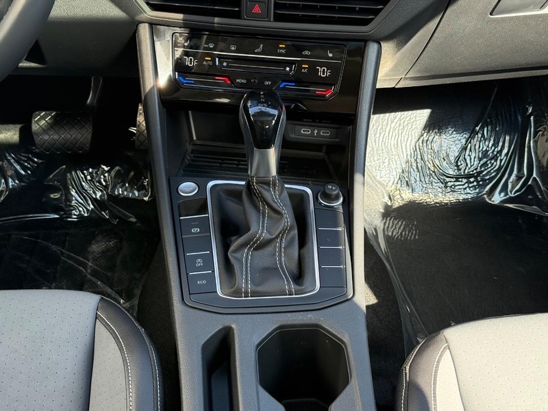 Volkswagen Jetta Vehicle Full-screen Gallery Image 8