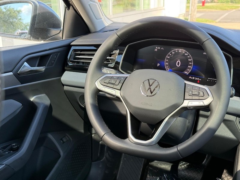 Volkswagen Jetta Vehicle Full-screen Gallery Image 9