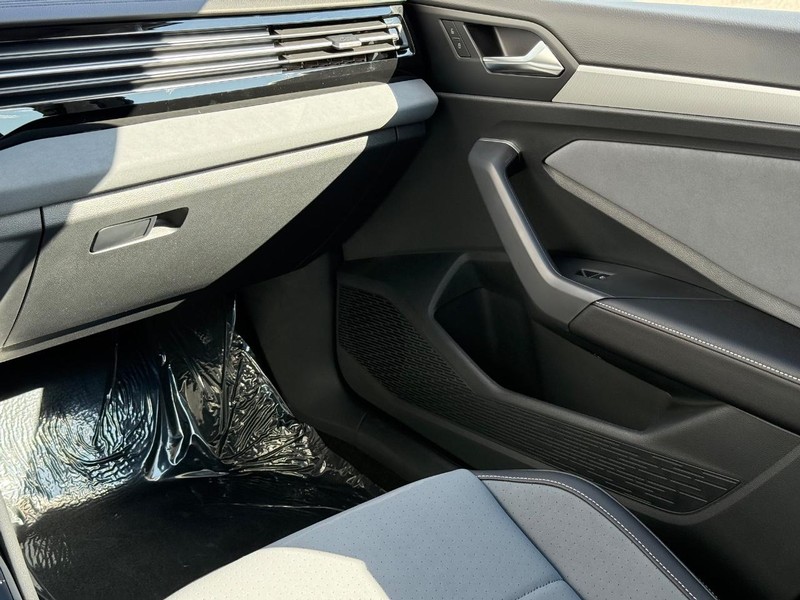 Volkswagen Jetta Vehicle Full-screen Gallery Image 10