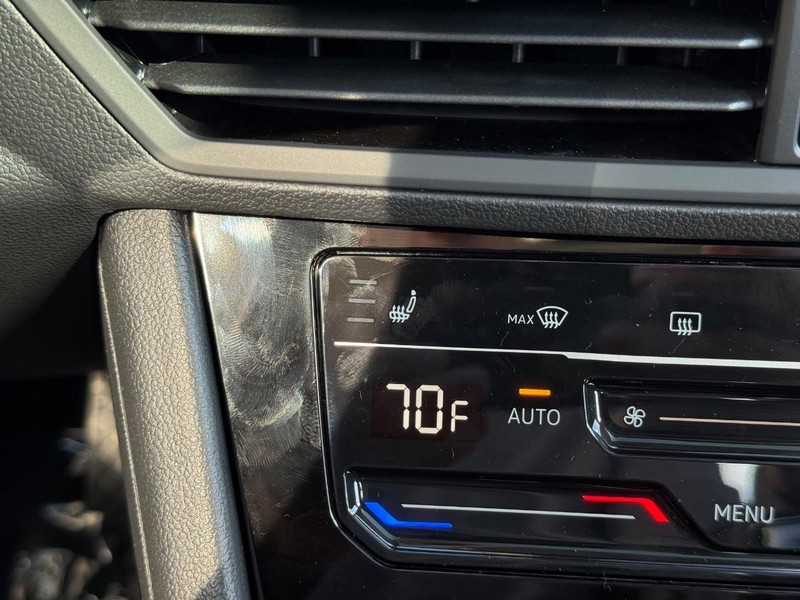 Volkswagen Jetta Vehicle Full-screen Gallery Image 14