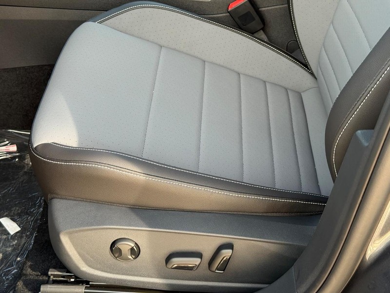 Volkswagen Jetta Vehicle Full-screen Gallery Image 16