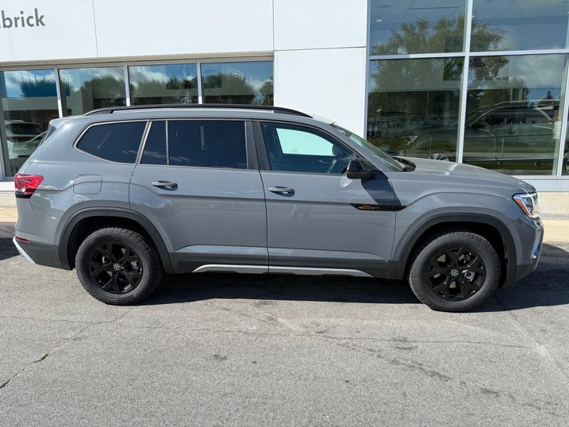 Volkswagen Atlas Vehicle Full-screen Gallery Image 2